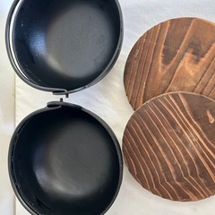 鉄鍋2個木蓋つきの画像