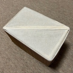 ベージュの長方形収納ボックス　コンパクトの画像
