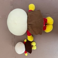 おむつとアンパンマンのぬいぐるみの画像