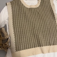 ニットベスト×長袖ロングTシャツの画像