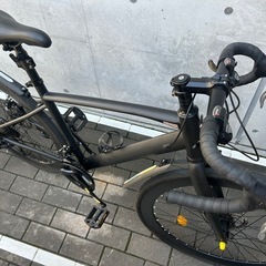 マットブラック スポーツロードバイク 700C 多段変速・ドロップハンドル仕様　自転車の画像
