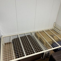 ベッドフレームとマットレスの画像