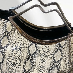 スパイラルガール　バック　ヘビ柄の画像