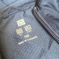 UNIQLO 120サイズ UVカット フードジャケット紺色の画像