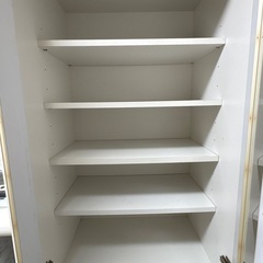 白 食器棚の画像