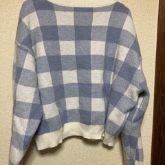 水色チェック柄セーターの画像