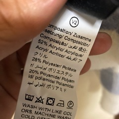 水色チェック柄セーターの画像