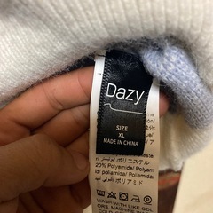 水色チェック柄セーターの画像