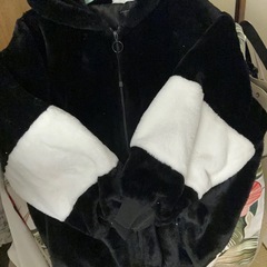 モコモコ ロゴ 上着の画像