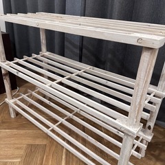 オシャレな白い棚　木製の画像