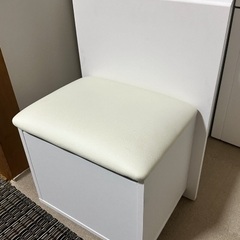 椅子付きキャビン付き白いドレッサー化粧台の画像