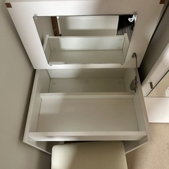 椅子付きキャビン付き白いドレッサー化粧台の画像