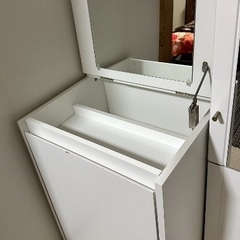 椅子付きキャビン付き白いドレッサー化粧台の画像