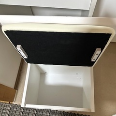 椅子付きキャビン付き白いドレッサー化粧台の画像
