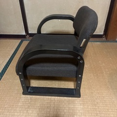 足が痛くならないならない低めの椅子の画像