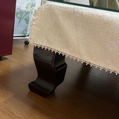 どっしりとしたガラスのあるローテーブルの画像