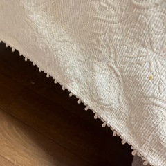 どっしりとしたガラスのあるローテーブルの画像
