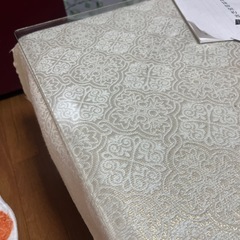 どっしりとしたガラスのあるローテーブルの画像