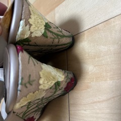 25.0cm すごく素敵なヒール 刺繍 甲部分フィット感あり 使用なしですが、劣化ありの画像