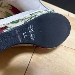 25.0cm すごく素敵なヒール 刺繍 甲部分フィット感あり 使用なしですが、劣化ありの画像
