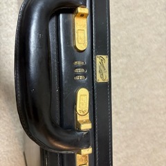 クロコダイルのアタッシュケースです。の画像