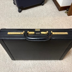 クロコダイルのアタッシュケースです。の画像