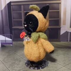 ハロウィン　かぼちゃのコスチュームの黒猫　　スタンド付きの画像