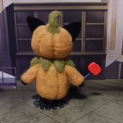 ハロウィン　かぼちゃのコスチュームの黒猫　　スタンド付きの画像