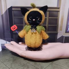 ハロウィン　かぼちゃのコスチュームの黒猫　　スタンド付きの画像
