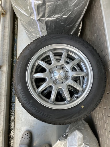 スタッドレスタイヤ 安心のブリヂストン ブリザック（ホイール付き）軽自動車用４本 美品 屋根下保管 カバー
付き155/65R14