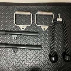ケーブルマシン ブラック 多機能トレーニング アタッチメント複数セットの画像