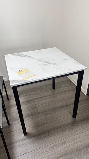 ダイニングテーブル　いすイス