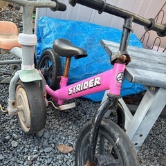 車、三輪車、ストライダーの画像