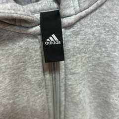 adidas パーカーの画像