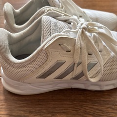 adidasスニーカーの画像