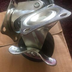 プレート式キャスター４個セット 未使用品 ストッパーも付いていますの画像