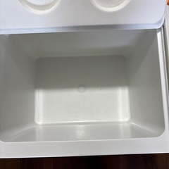 オレンジ色のクーラーボックスの画像