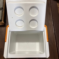 オレンジ色のクーラーボックスの画像