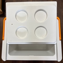 オレンジ色のクーラーボックスの画像