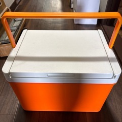 オレンジ色のクーラーボックスの画像