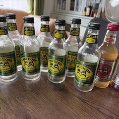 ビールやカクテルのあきびん空瓶の画像