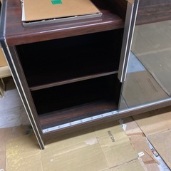 テーブルと棚の画像