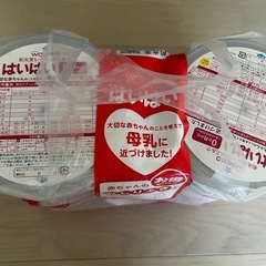 【新品未開封】粉ミルク810g缶２つ➕お尻拭き付きの画像