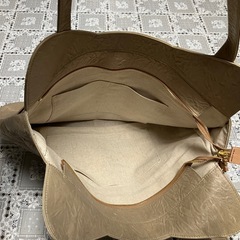 aoneko レザーのトートバッグ　グレージュ　かわいいの画像