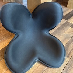 美品！腰痛や美姿勢を意識されている方！姿勢矯正チェアの画像