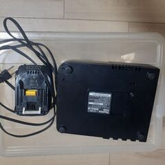 マキタ　充電器7.2～18v用　DC18RC T　とバッテリー１個の画像