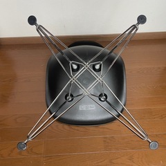 本物のイームズ　シェルチェア　黒の画像
