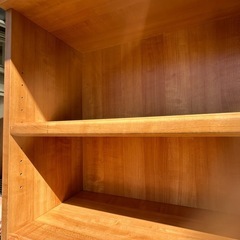 木の本棚の画像