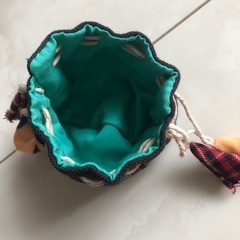 開ける紐と閉める紐があるミニ巾着の画像