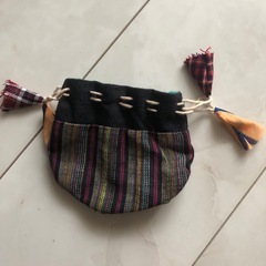 開ける紐と閉める紐があるミニ巾着の画像